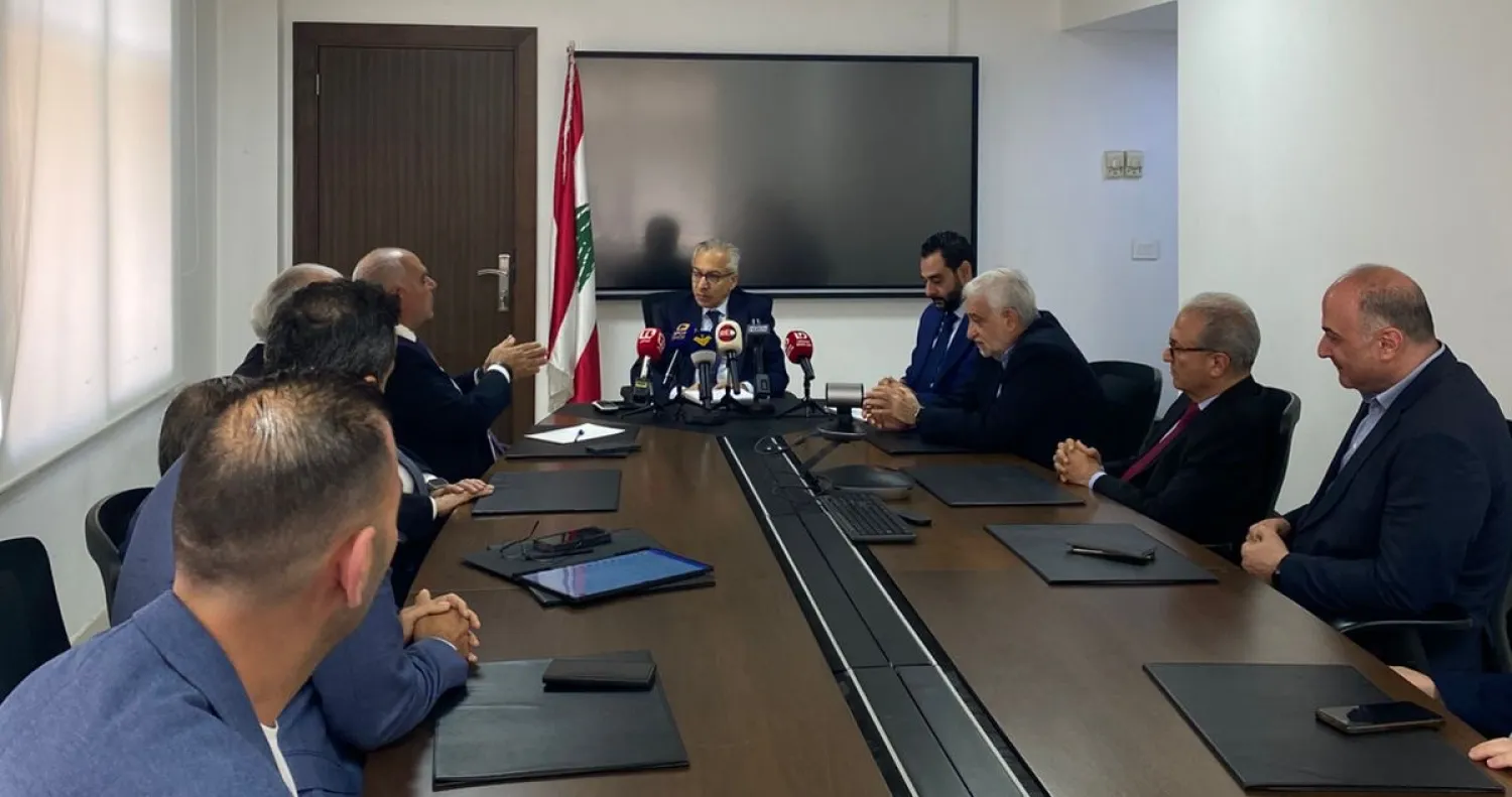 وزير الاقتصاد عامر البساط مجتمعاً مع نقابات مستوردي المواد الغذائية في لبنان (الوكالة الوطنية للإعلام)