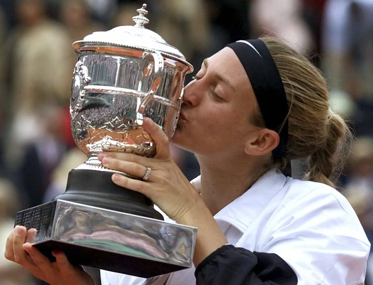 ماري بيرس مع كأس بطولة فرنسا المفتوحة عام 2000 (أ.ب)