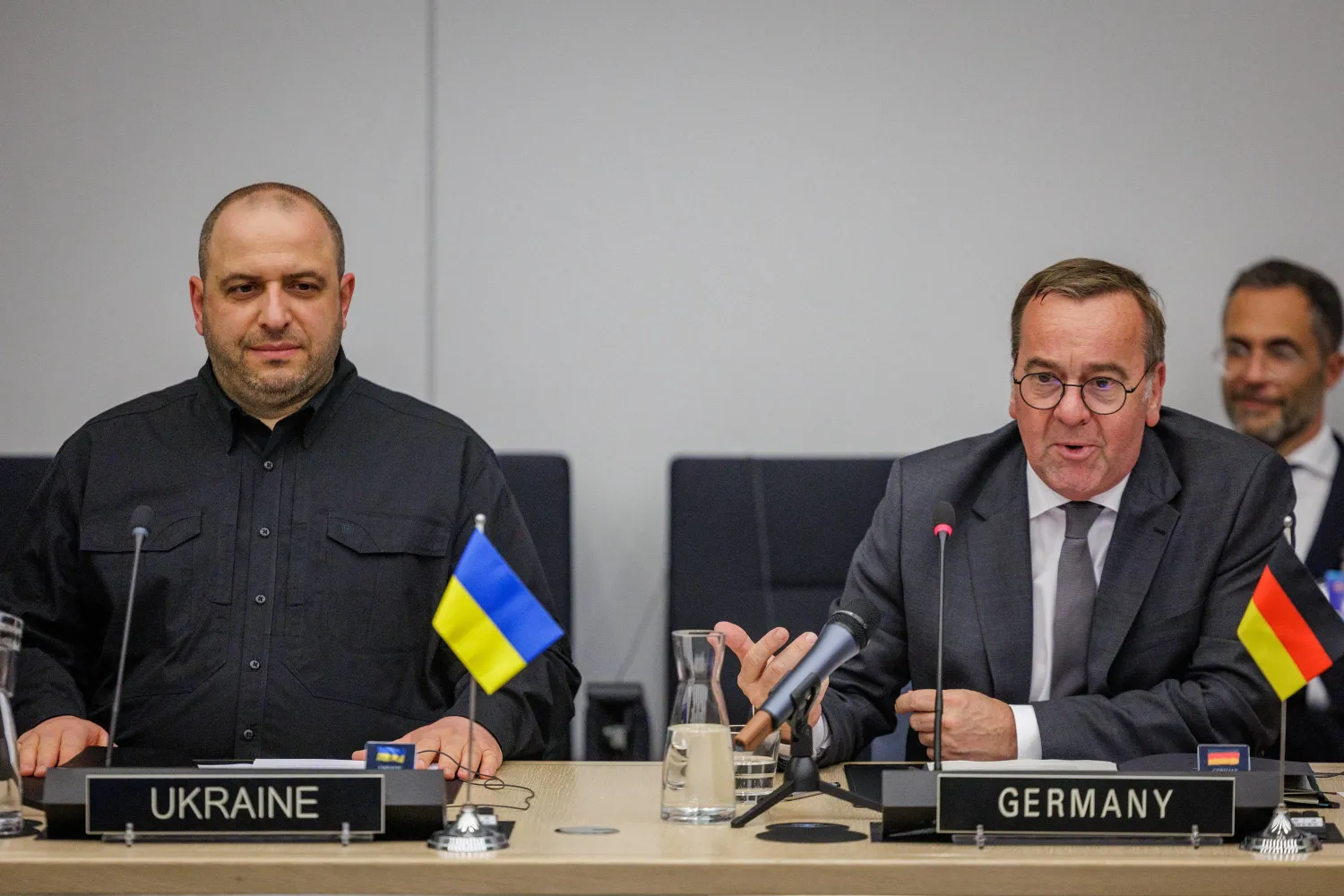وزير الدفاع الأوكراني رستم عمروف (يسار) وبيستوريوس يحضران اجتماعاً لمجموعة الاتصال الدفاعية الخاصة بأوكرانيا في بروكسل الأربعاء (إ.ب.أ)