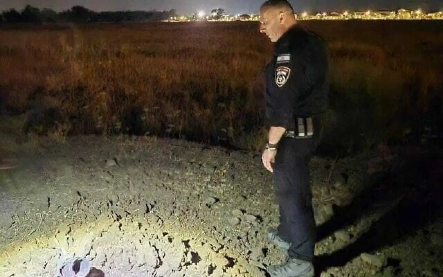 شرطي بموقع سقوط صاروخ بالقرب من رمات مغشيميم في مرتفعات الجولان بعد وقت قصير من إطلاق صاروخين من سوريا يوم 3 يونيو 2025