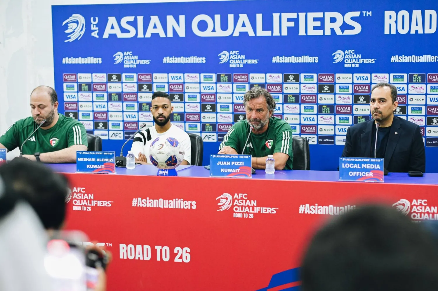 خوان أنطونيو بيتزي ومشاري غنام خلال المؤتمر الصحافي (الاتحاد الكويتي)