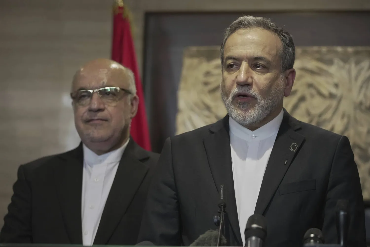 عراقجي يدلي بتصريحات لوسائل الإعلام في بيروت (أ.ب)