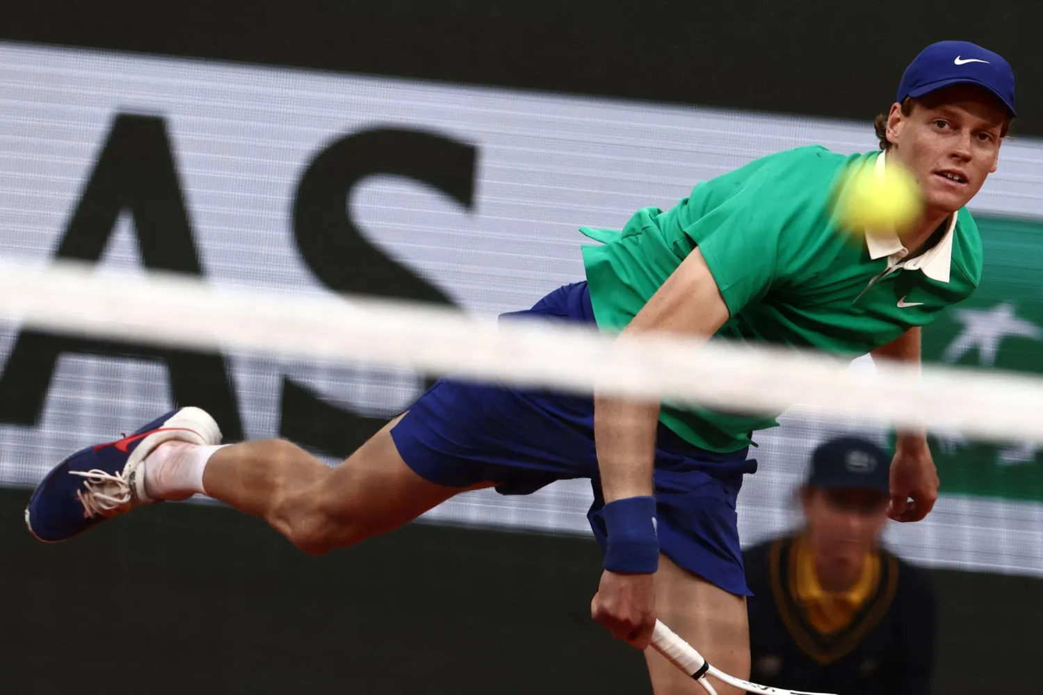 سينر خلال مواجهة منافسه بوبليك (أ.ف.ب)