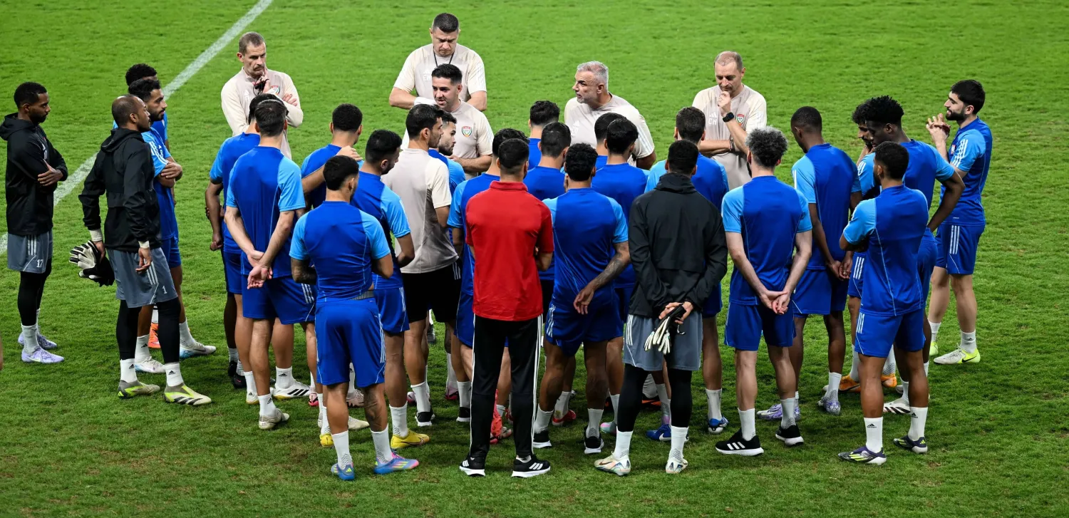 كوزمين يوجه لاعبيه خلال أحد التدريبات (منتخب الإمارات)