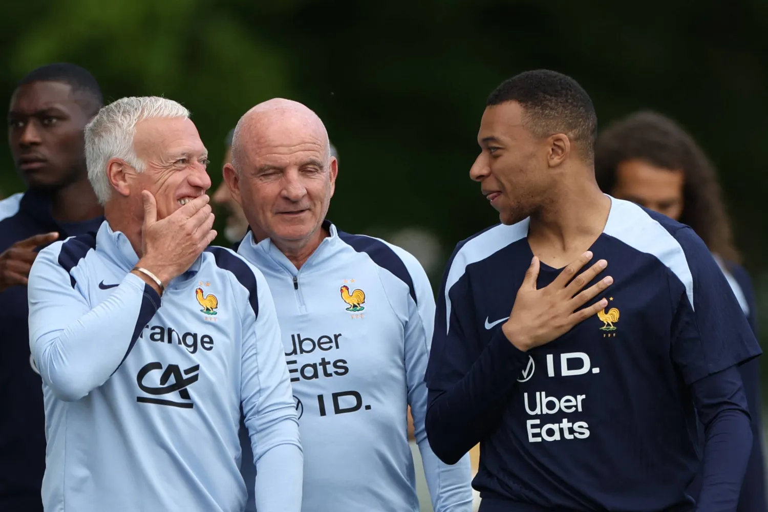 ديشان في حديث مع مبابي قبل التدريبات (أ.ف.ب)