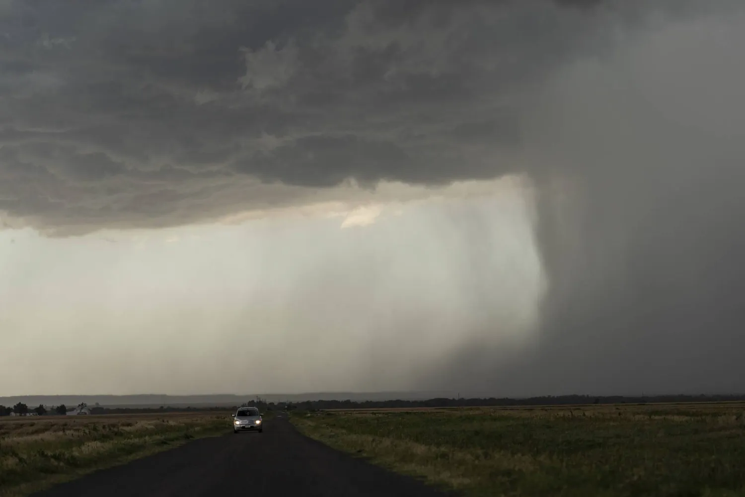 سيارة تتحرك وسط اقتراب عاصفة من تيبتون بأوكلاهوما الأميركية (أ.ب)