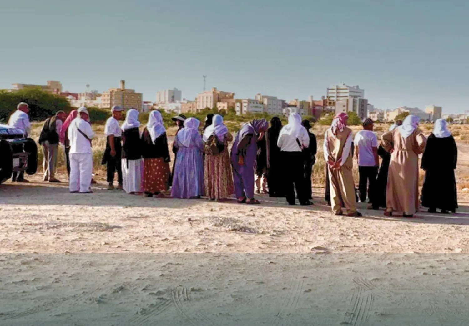 زوار مخالفون لأنظمة الحج بعد ضبطهم أثناء محاولتهم التسلل إلى مكة المكرمة سيراً على الأقدام (الأمن العام)