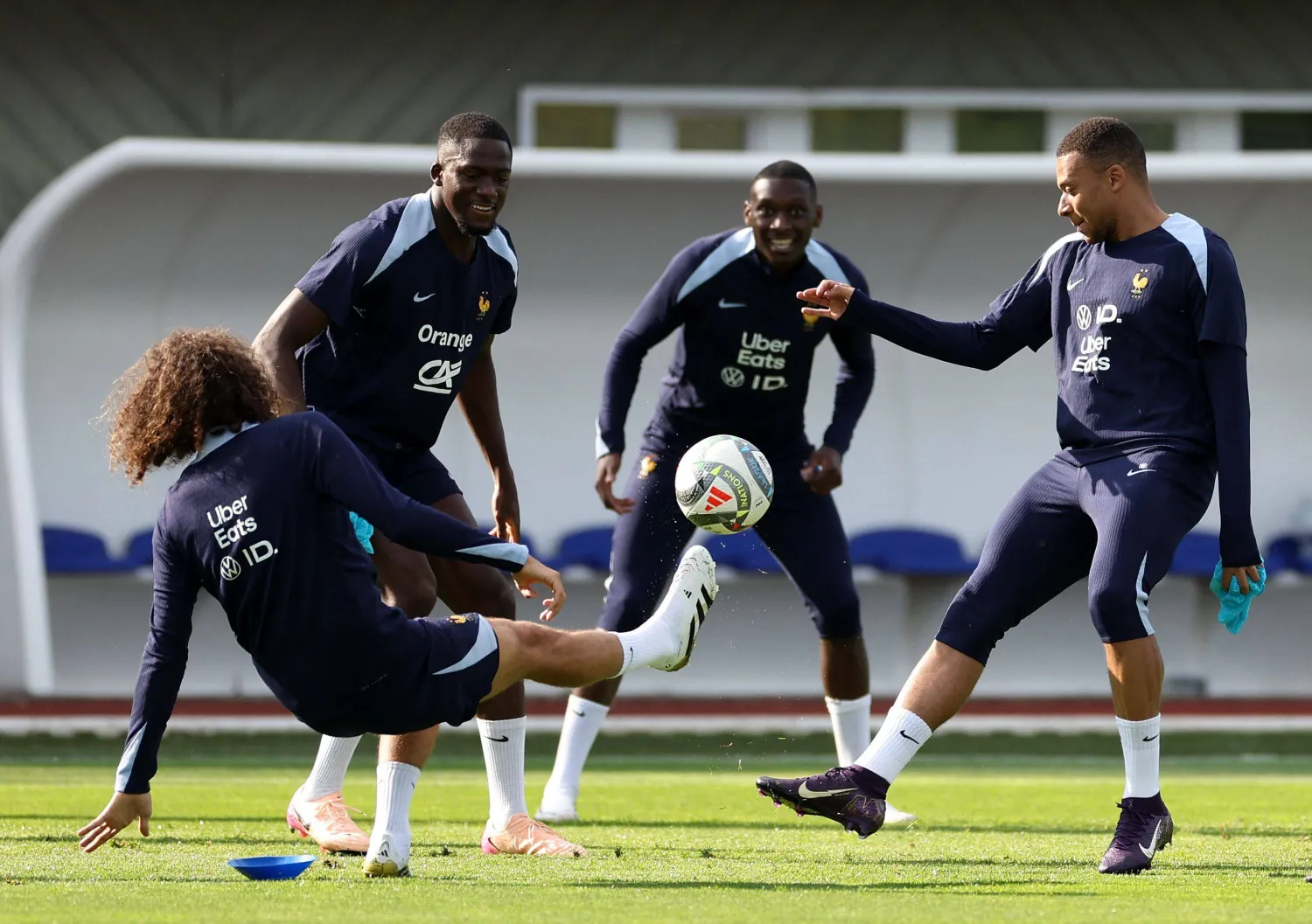 مبابي العائد لتشكيلة فرنسا (يمين) في صراع على الكرة مع غوندوزو خلال التدريب قبل مواجهة إسبانيا (ا ف ب)