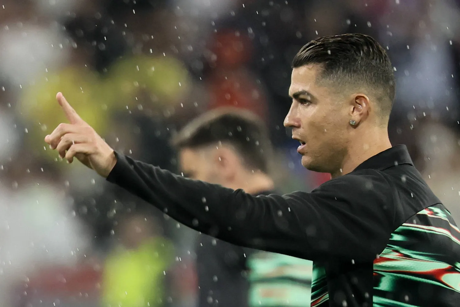 رونالدو قائد البرتغال خلال تدريبات الإحماء (إ.ب.أ)
