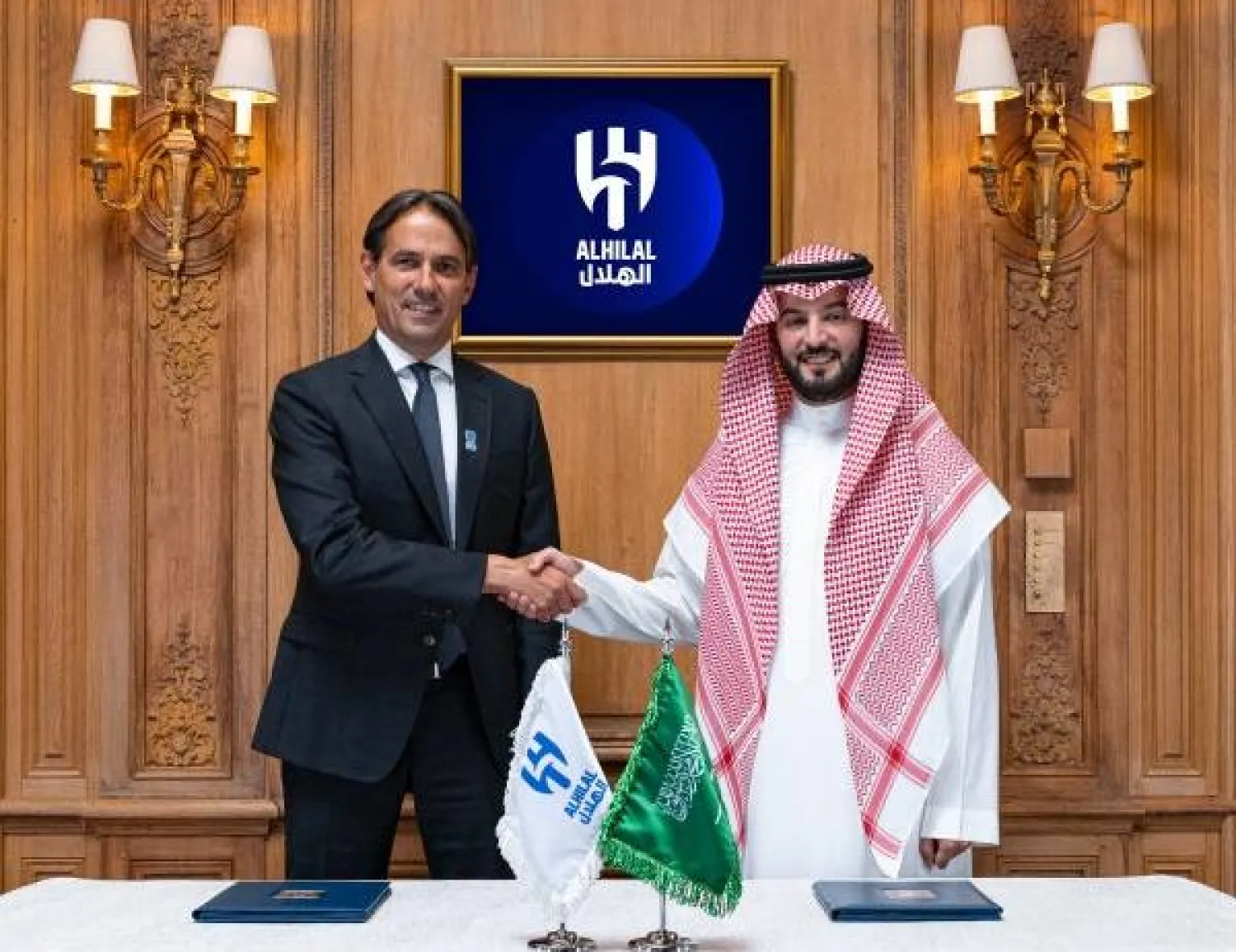 رئيس الهلال بن نافل وإنزاغي بعد توقيع العقد (نادي الهلال)