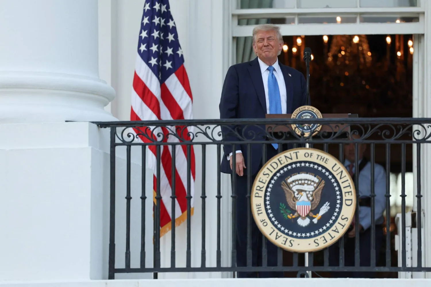 ترمب يتفقد حديقة البيت الأبيض من شرفته (رويترز)