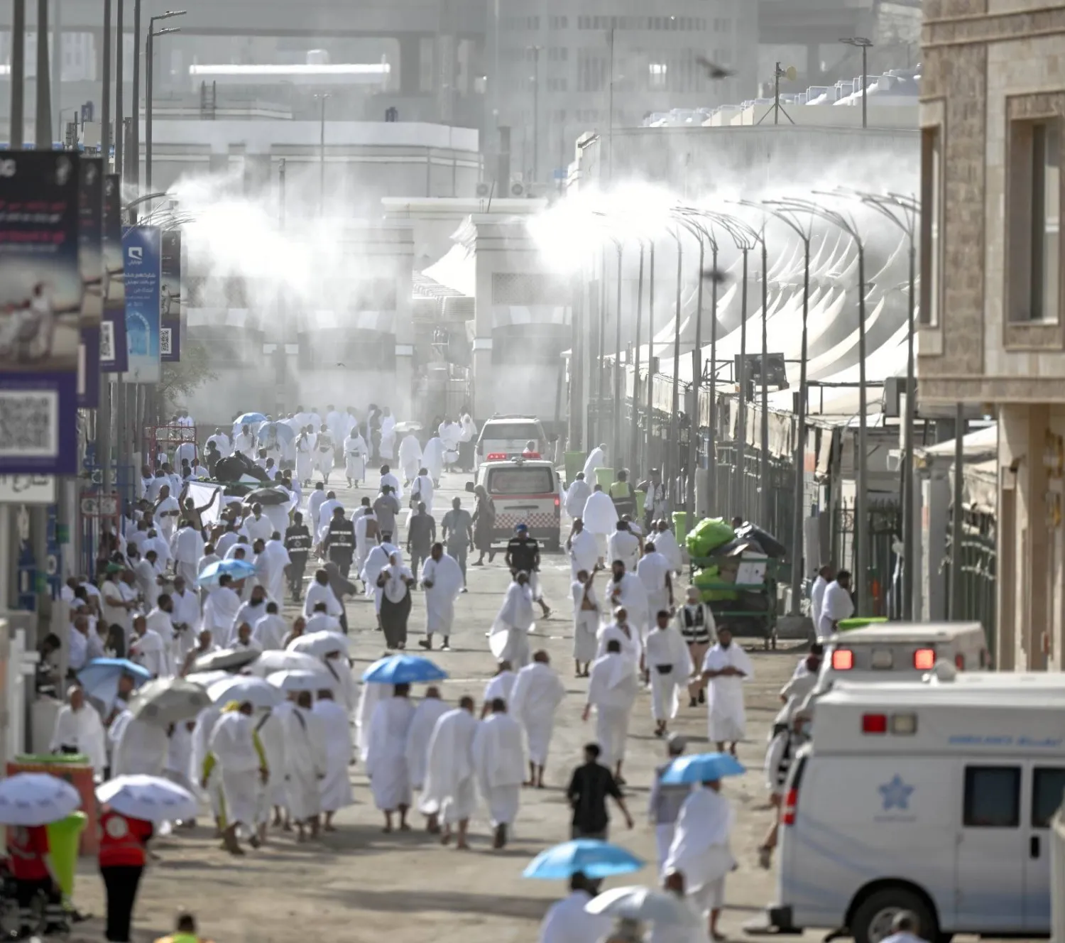 مراوح رذاذ لتلطيف الأجواء لضيوف الرحمن في مشعر مِنى (تصوير: بشير صالح)
