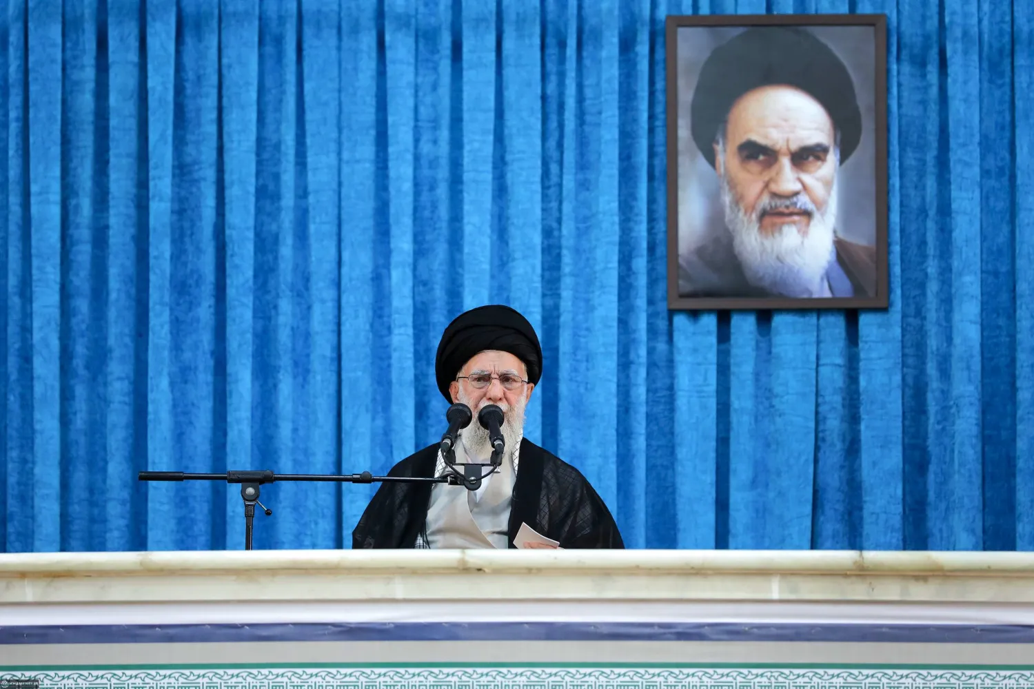 خامنئي يلقي خطاباً في مراسم ذكرى وفاة المرشد الإيراني الأول (الخميني) في جنوب طهران اليوم (موقع المرشد)