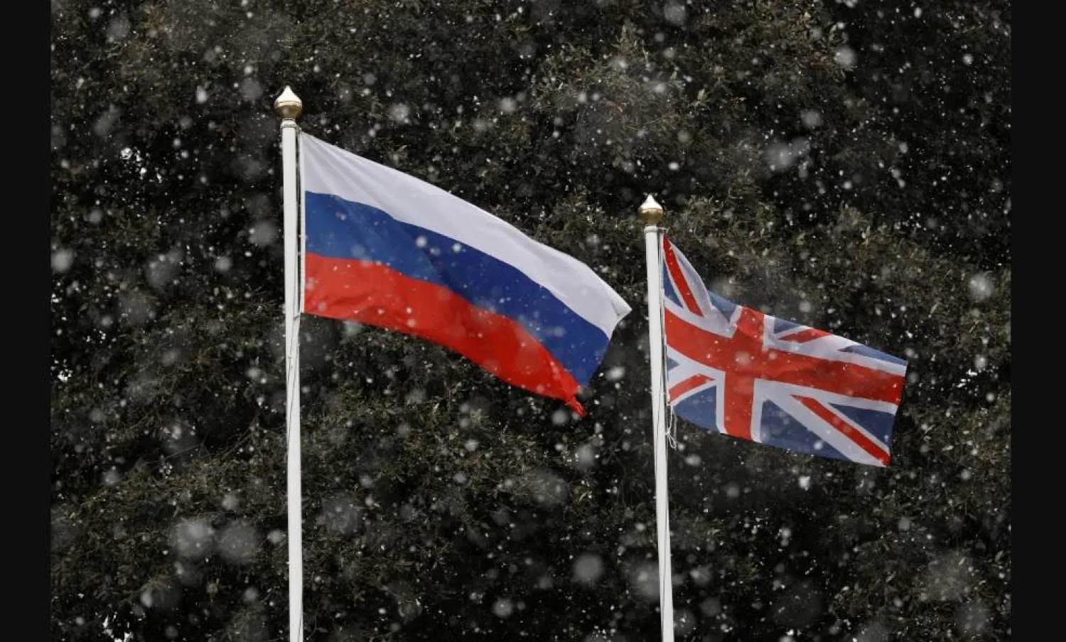 العلمان الروسي (يسار) والبريطاني (رويترز)