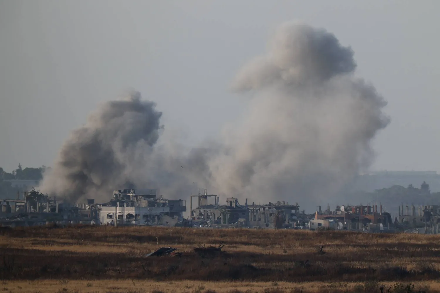 تصاعد الدخان جراء الغارات الإسرائيلية على قطاع غزة (رويترز)