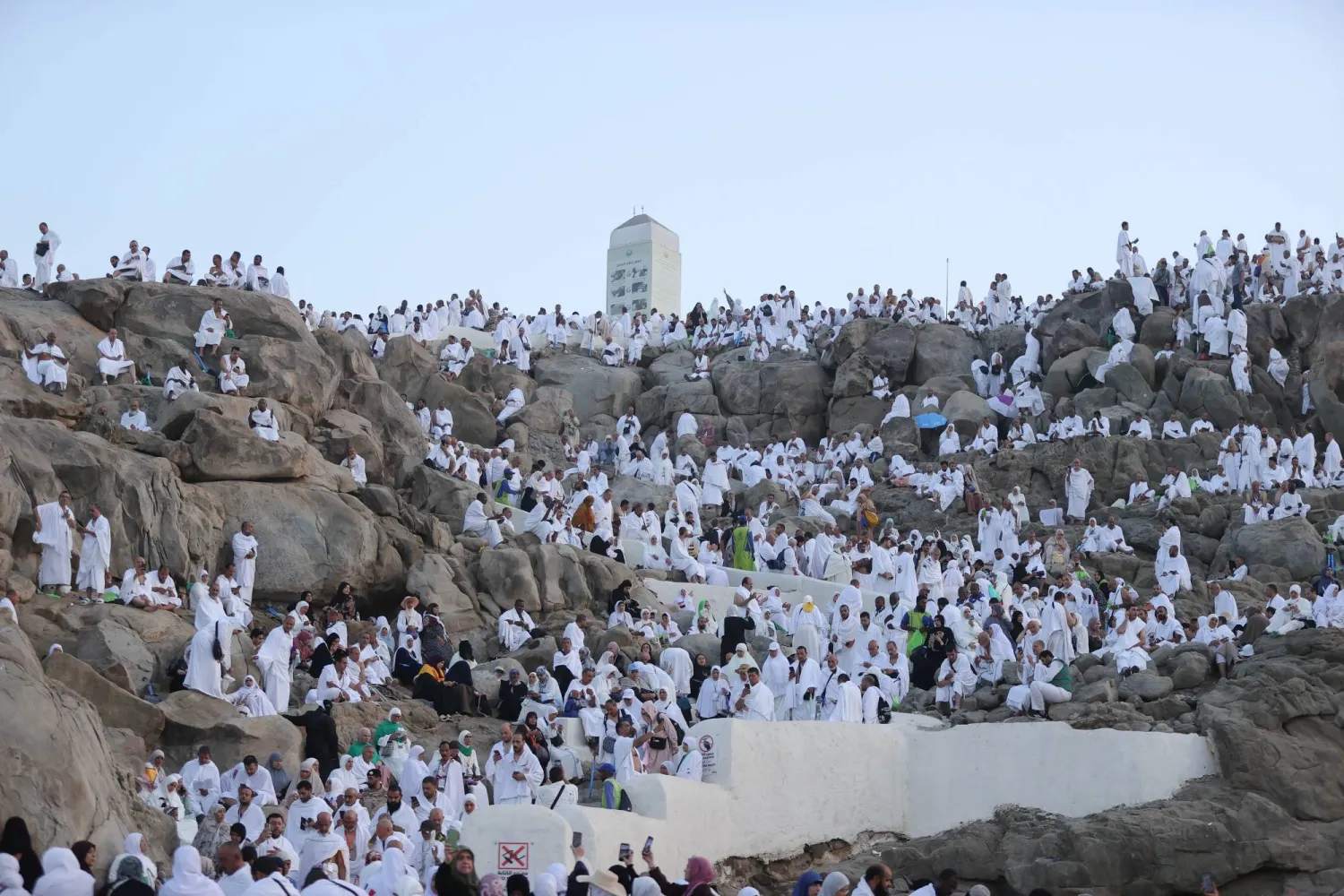 الحجاج فوق جبل الرحمة بعد وصولهم إلى مشعر عرفات فجر الخميس (تصوير: عدنان مهدلي)