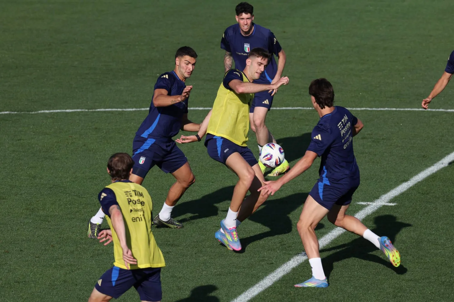 تعاني إيطاليا في مستهل مشوارها من مشكلة في الدفاع في ظل الإصابات (منتخب إيطاليا)