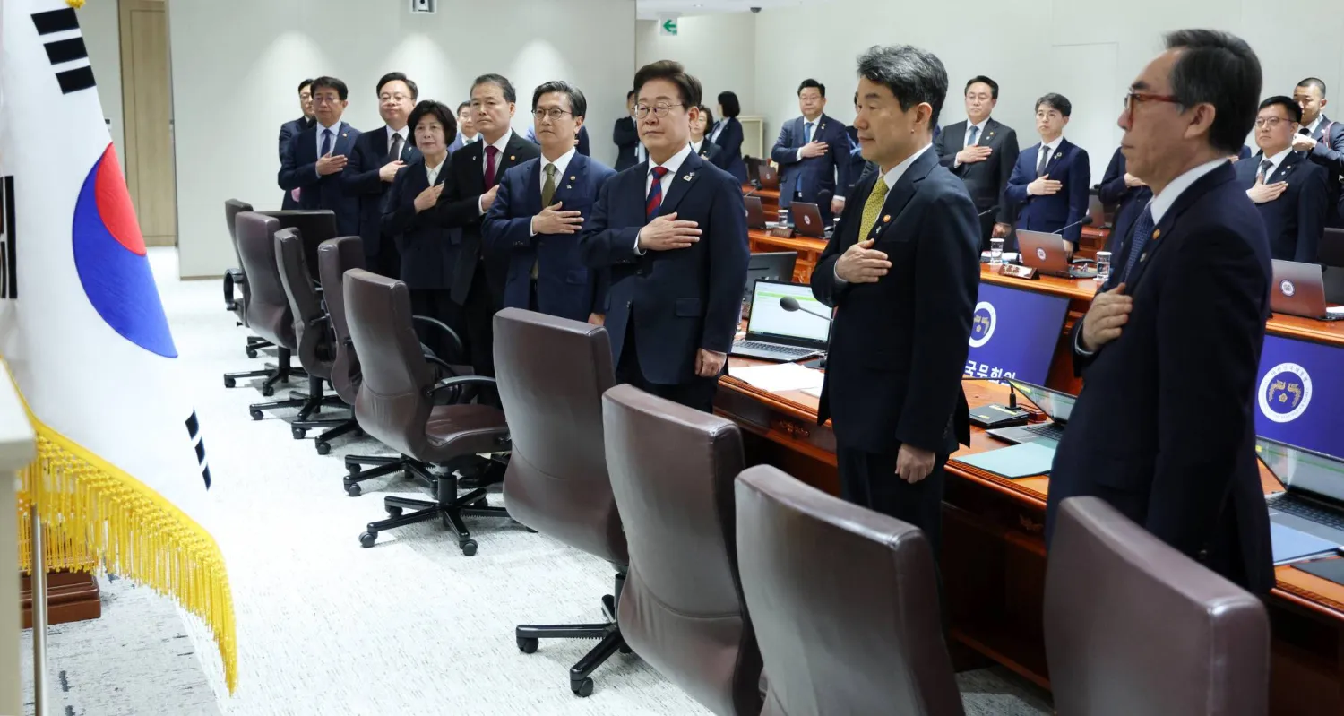 الرئيس الكوري الجنوبي لي جاي ميونغ يُحيي العلم خلال أول اجتماع وزاري بعد تنصيبه (د.ب.أ)