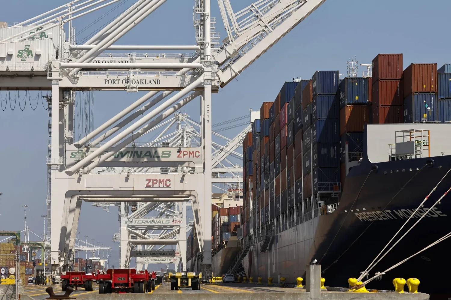 سفينة حاويات يابانية ترسو في ميناء أوكلاند بولاية كاليفورنيا الأميركية (إ.ب.أ)