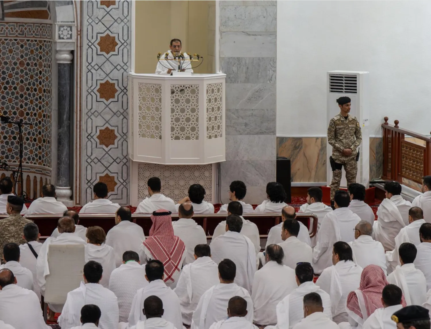 الحجاج يؤدون صلاتي الظهر والعصر جمعاً وقصراً في مسجد نمرة (واس)
