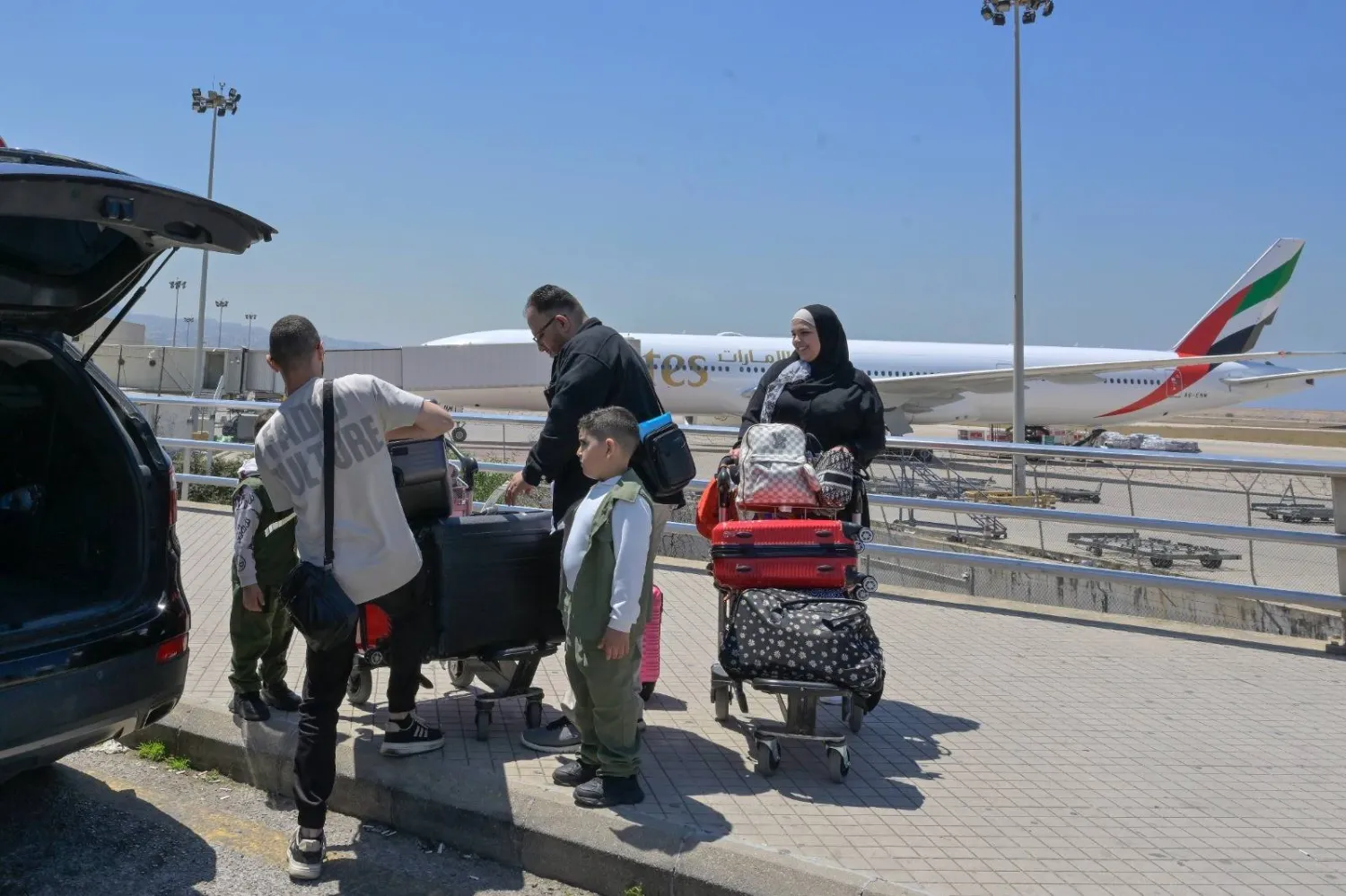 مسافرون قادمون إلى لبنان في «مطار رفيق الحريري الدولي» (الشرق الأوسط)