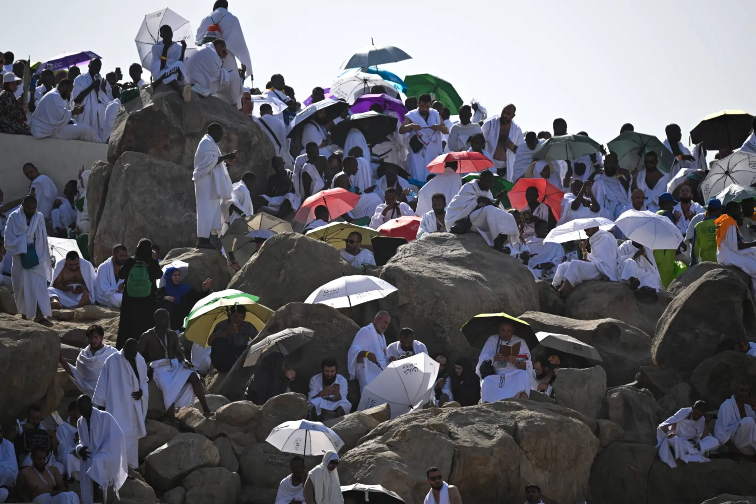 الحجاج ينفرون إلى مزدلفة بعد وقفة عرفات