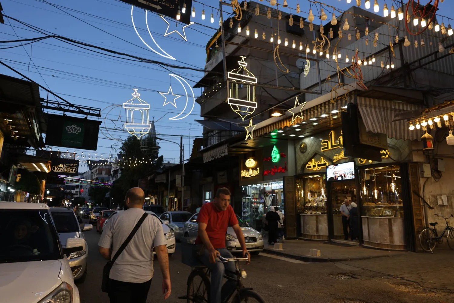 أسواق دمشق مزينة احتفالاً بعيد الأضحى (إ.ب.أ)