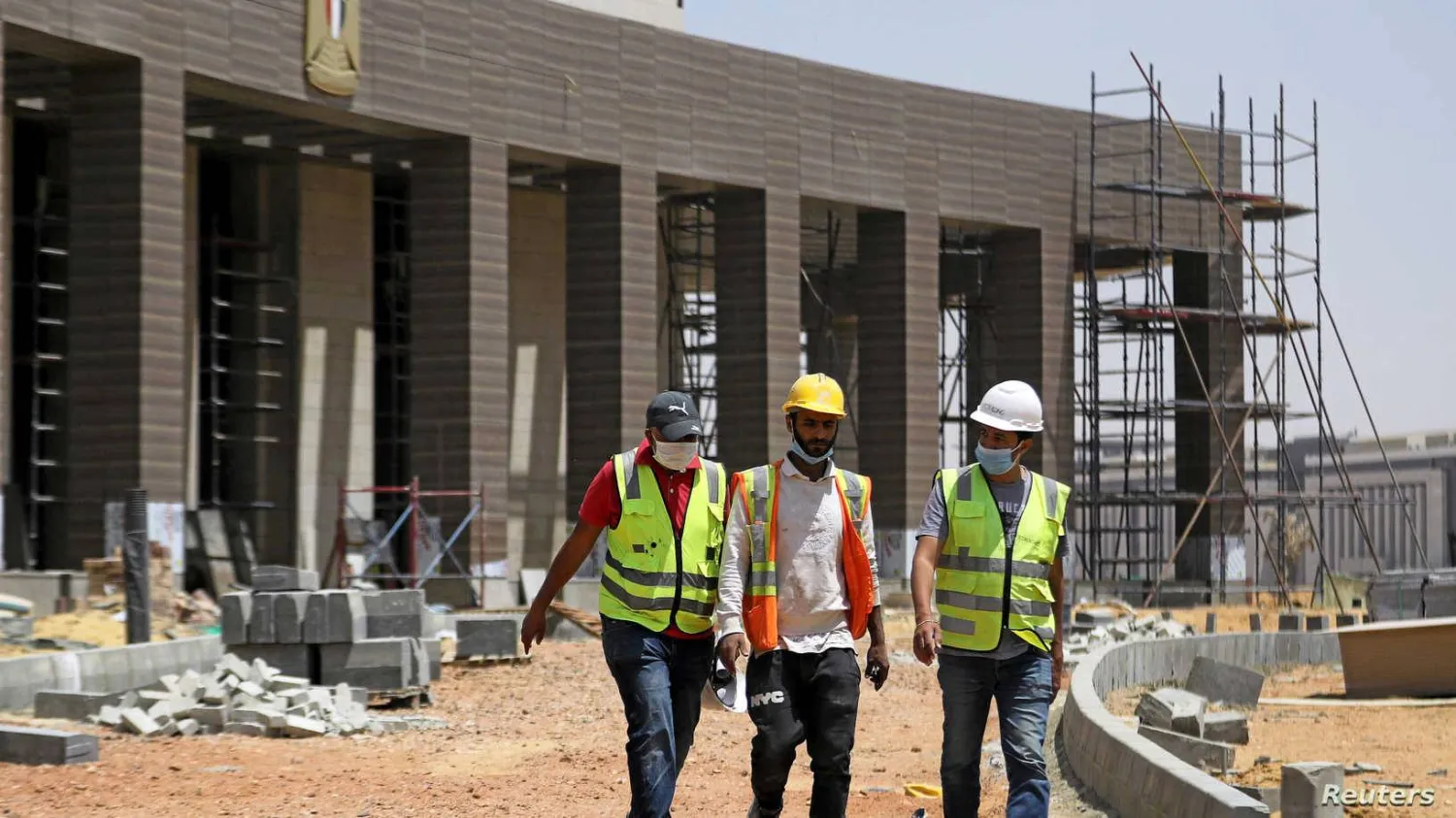 عمال بأحد مواقع الإنشاءات في مصر (رويترز)