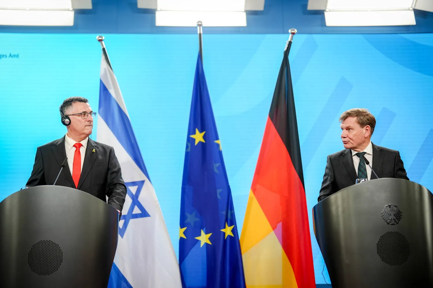 صورة ملتقطة في 5 يونيو 2025 في برلين تظهر وزير الخارجية الألماني يوهان فاديفول (يمين) ونظيره الإسرائيلي جدعون ساعر خلال مؤتمر صحافي عقب محادثاتهما المشتركة (د.ب.أ)