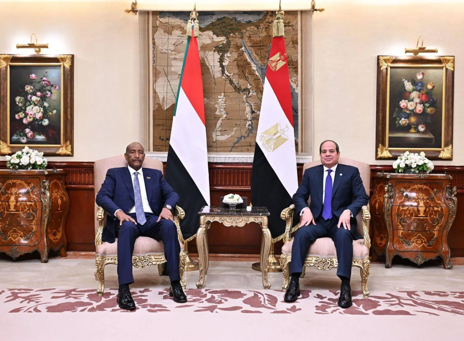 السيسي يستقبل البرهان في القاهرة ويؤكد دعمه للسودان (أرشيفية - الرئاسة المصرية)