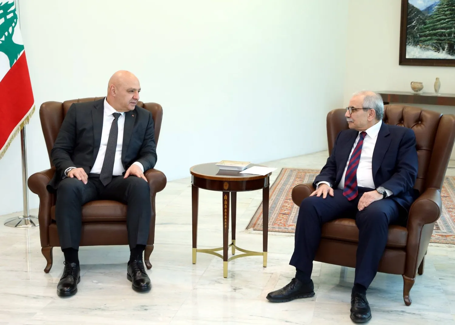 خلال لقاء الرئيس اللبناني جوزيف عون ورئيس الحكومة نواف سلام في قصر بعبدا شرقي بيروت (حساب الرئاسة اللبنانية على «إكس»)