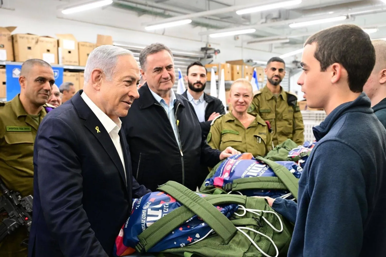 رئيس الوزراء بنيامين نتنياهو بمركز التجنيد التابع للجيش الإسرائيلي (المكتب الصحافي الحكومي)