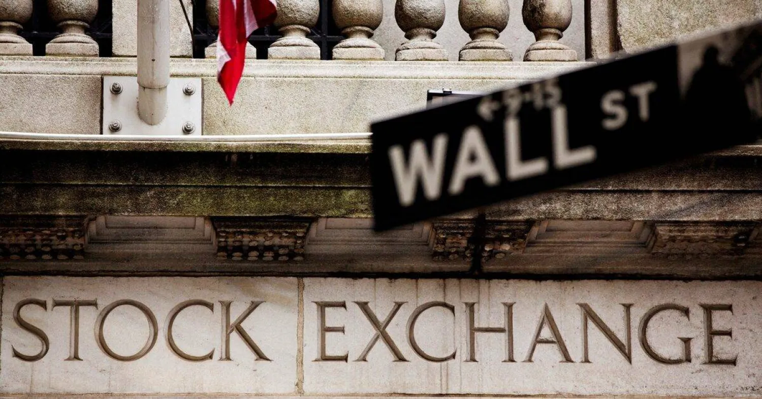 لافتة شارع وول ستريت معلقة أمام بورصة نيويورك (رويترز)