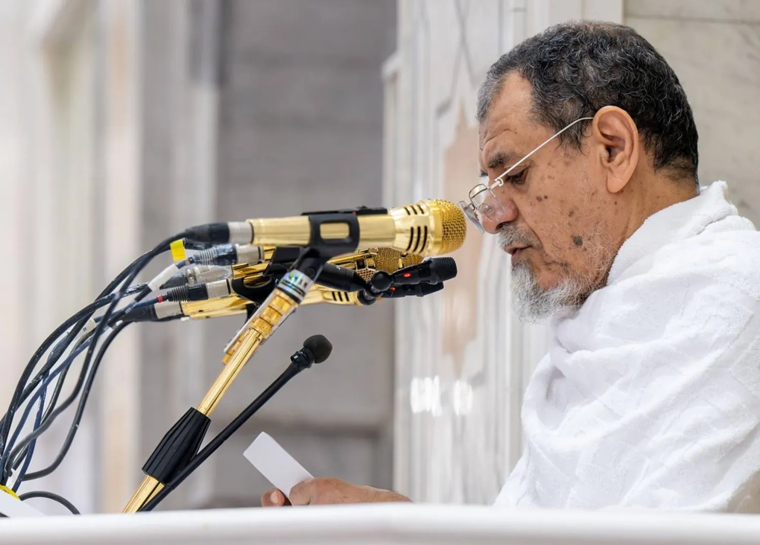 الشيخ صالح بن حميد لدى إلقائه خطبة يوم عرفة لهذا العام في مسجد نمرة الخميس (واس)