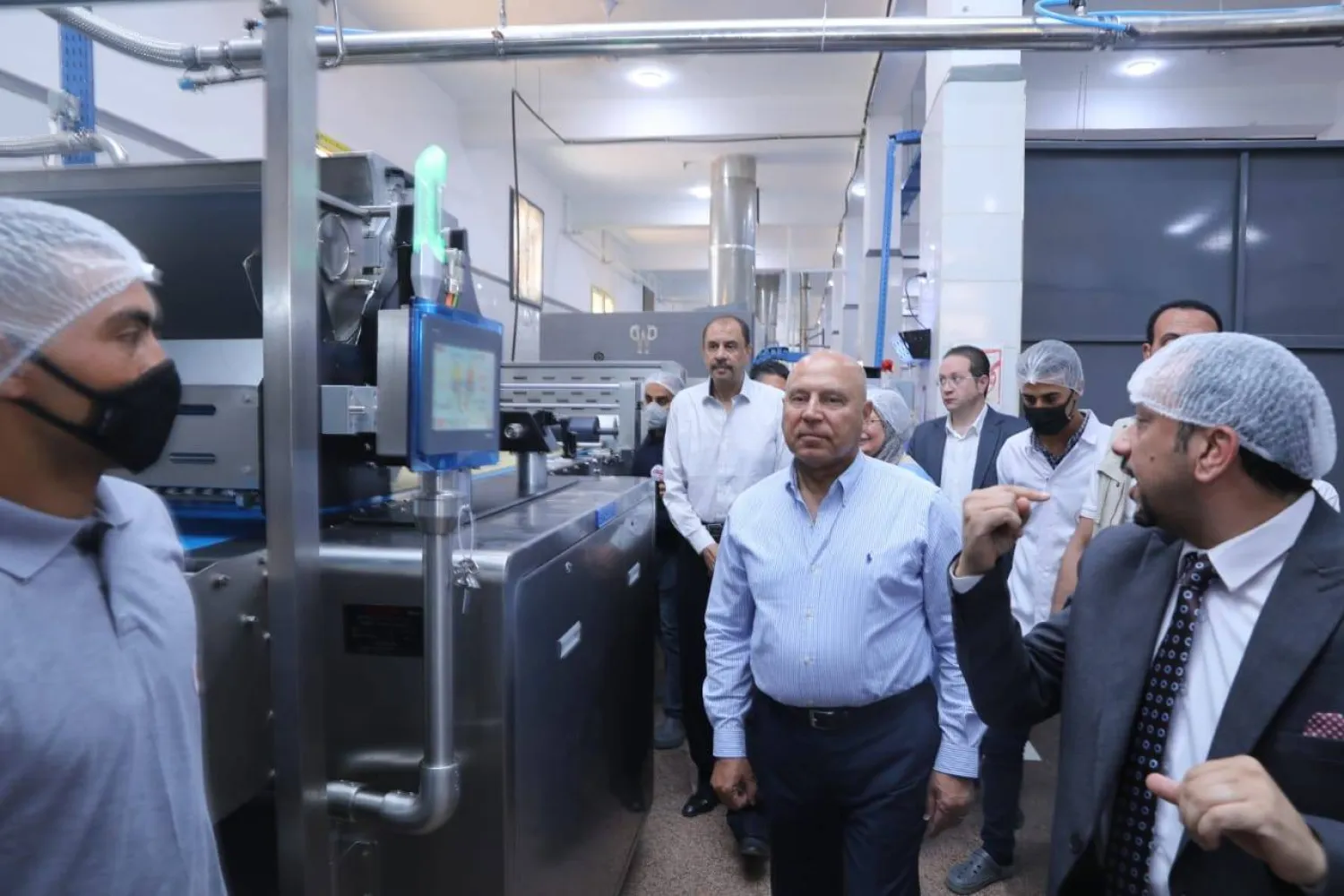 وزير النقل والصناعة كامل الوزير خلال جولة داخل أحد المصانع في وقت سابق (وزارة الصناعة)