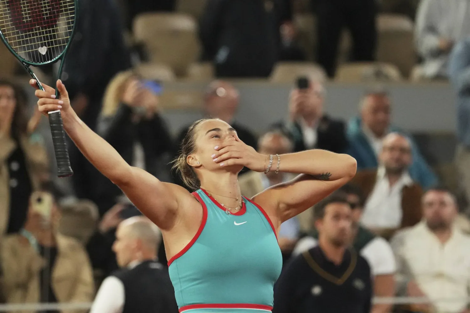 النجمة البيلاروسية تحتفل بفوزها على شفيونتيك (أ.ب)