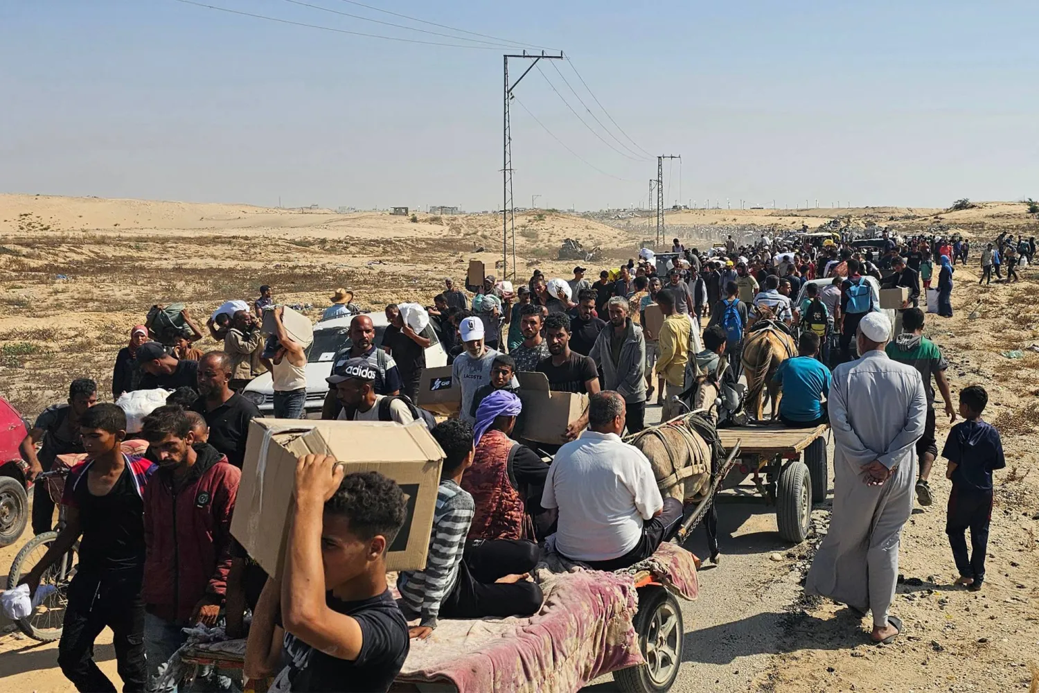 فلسطينيون نازحون يتلقون مساعدات من «مؤسسة غزة الإنسانية» المدعومة أميركياً في رفح جنوب غزة... يوم الخميس (أ.ف.ب)