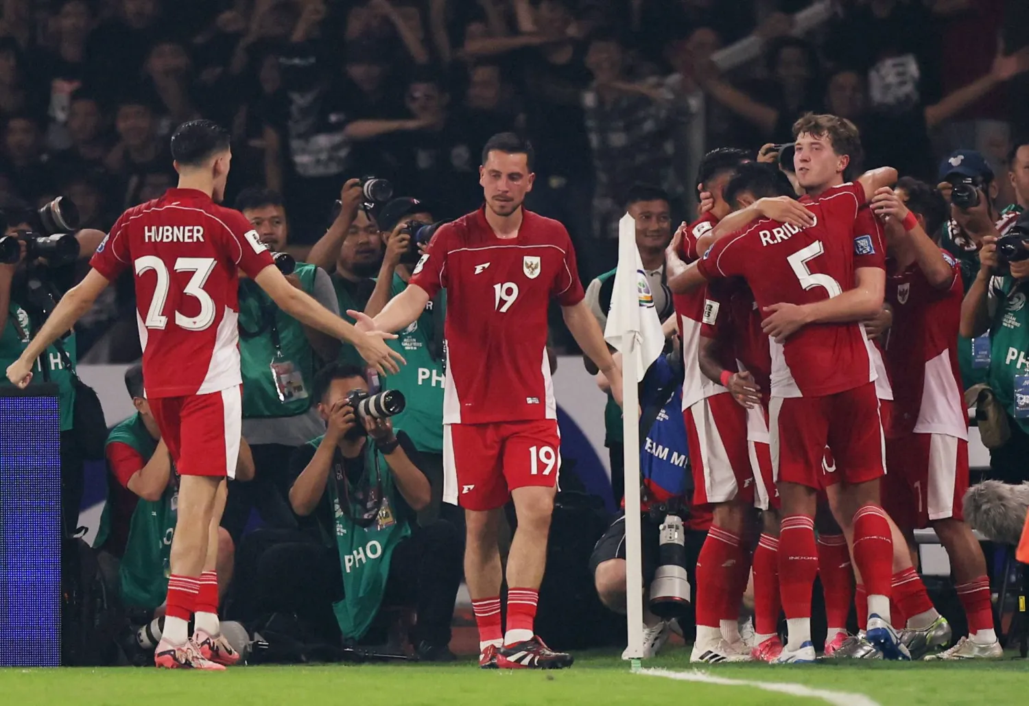 فرحة إندونيسية بهدف الفوز (رويترز)