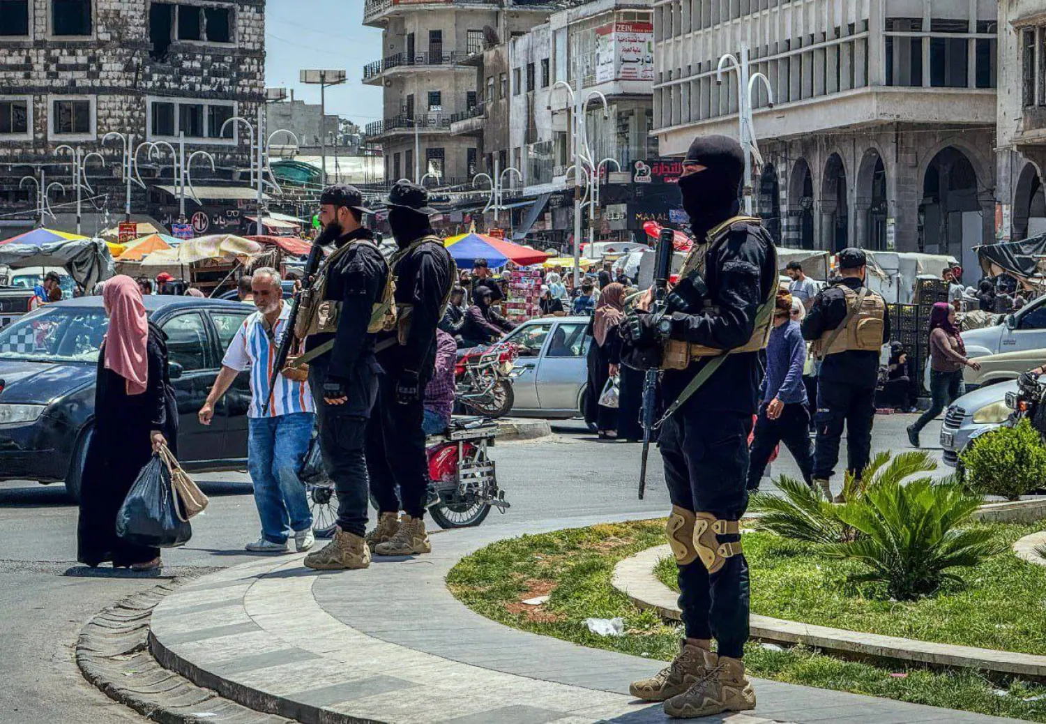 انتشار عناصر الأمن الداخلي في الساحات والطرق الرئيسية بمدينة حمص قبيل عيد الأضحى (سانا)