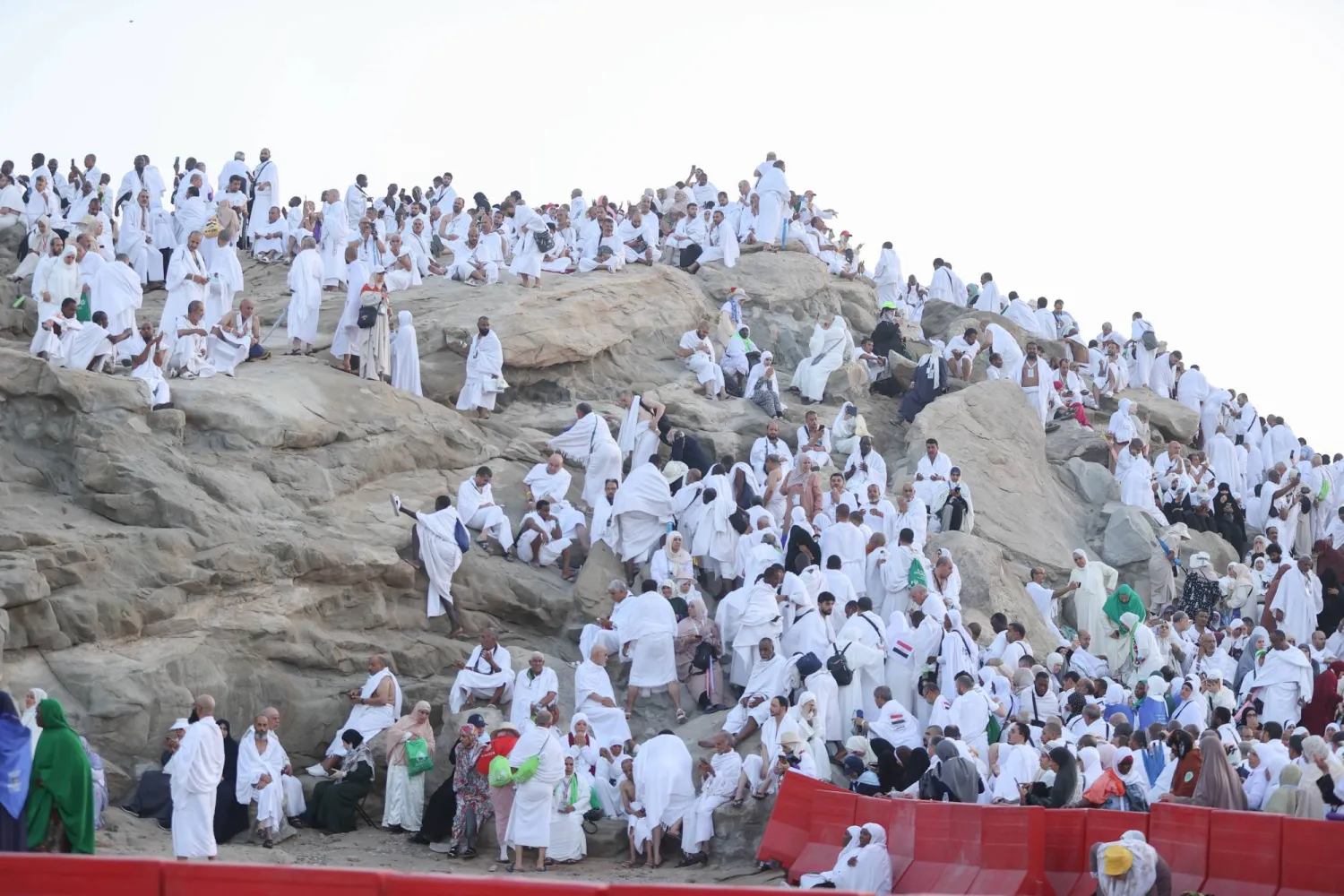 الحجاج فوق جبل الرحمة في مشعر عرفات حيث أدوا الركن الأعظم (تصوير: عدنان مهدلي)