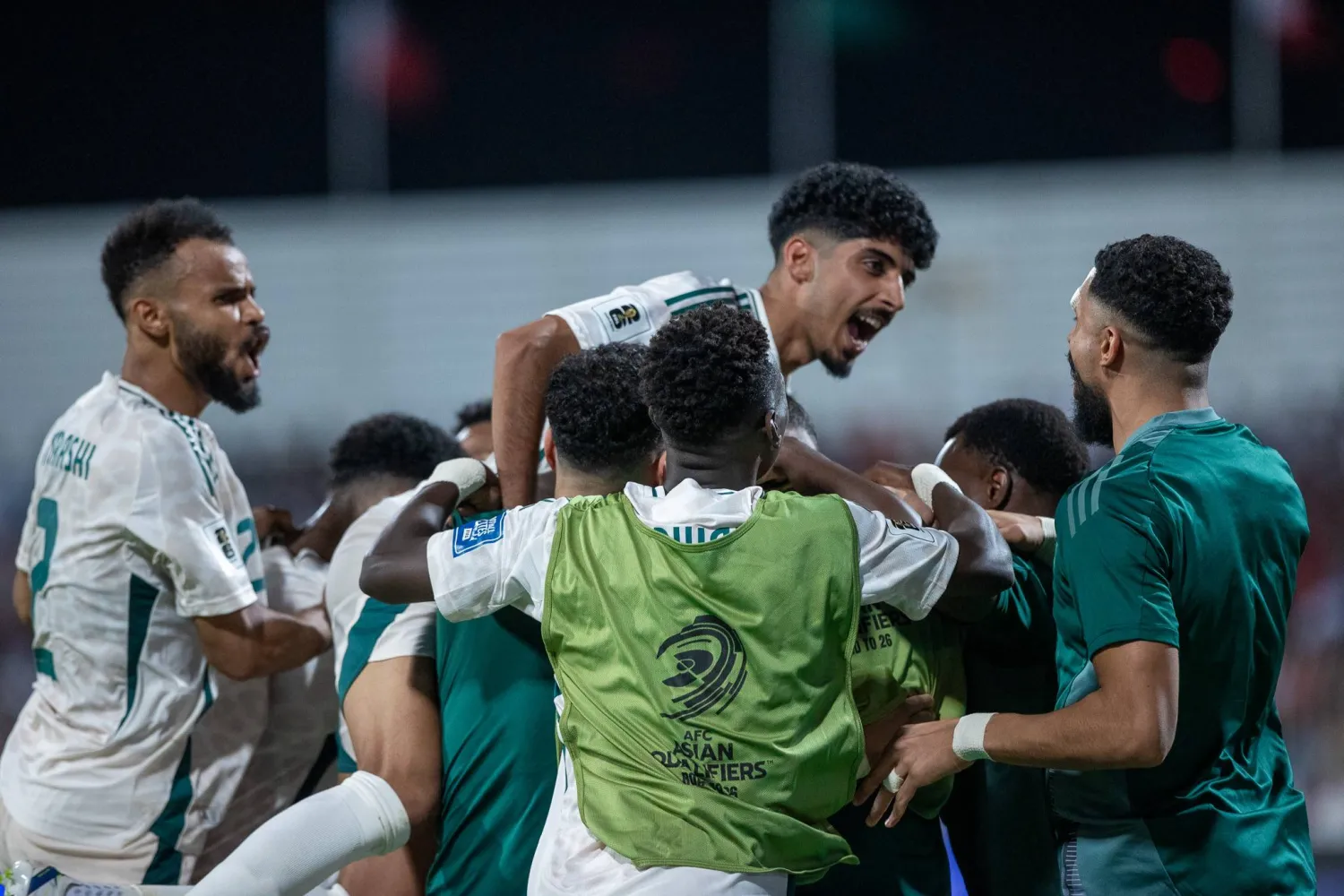 فرحة سعودية بالهدف الثاني (تصوير: عيسى الدبيسي)