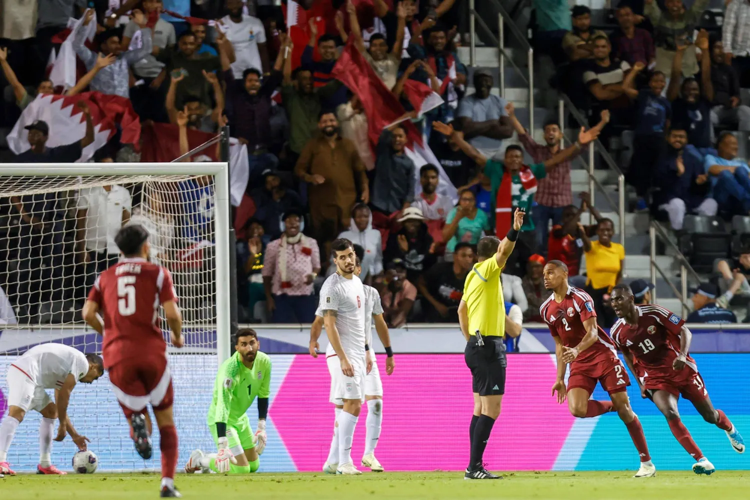 فرحة قطرية بهدف الفوز في الشباك الإيرانية (أ.ف.ب)