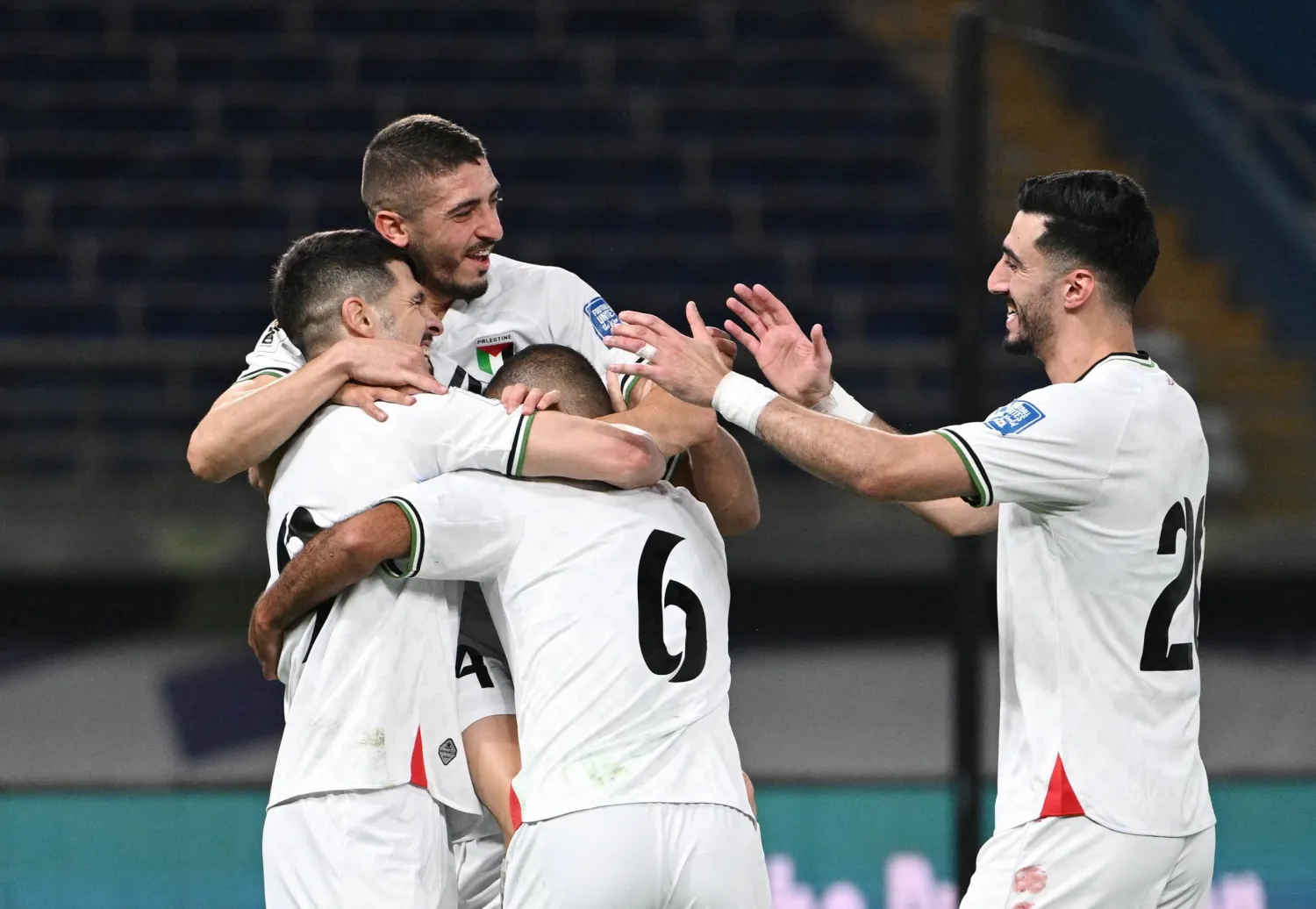 فرحة فلسطينية بالهدف الثاني (رويترز)