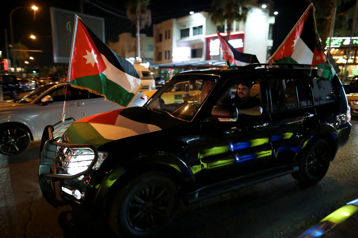 مشجع يحتفل بالتأهل المونديالي في إحدى شوارع الأردن (رويترز)