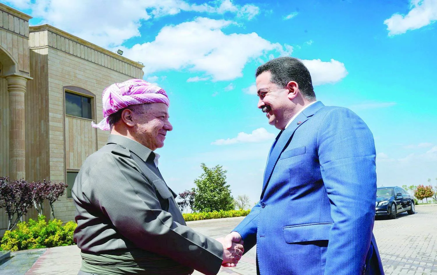 رئيس الحزب الديمقراطي الكردستاني مسعود بارزاني مستقبلاً رئيس الحكومة العراقية محمد شياع السوداني في أربيل (أرشيفية - إعلام حكومي)