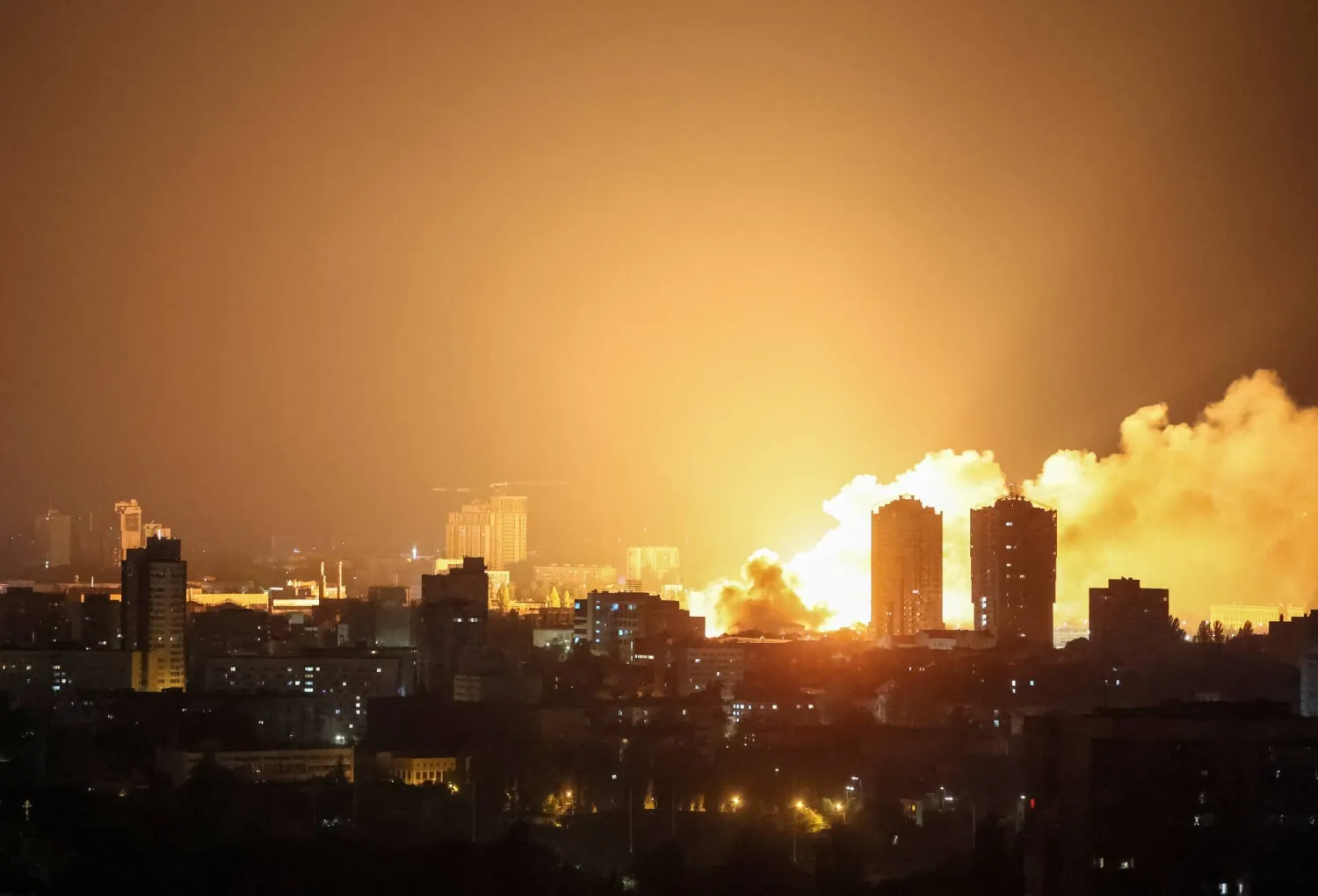 نيران مندلعة نتيجة الضربات الروسية التي استهدفت العاصمة الأوكرانية كييف (رويترز)