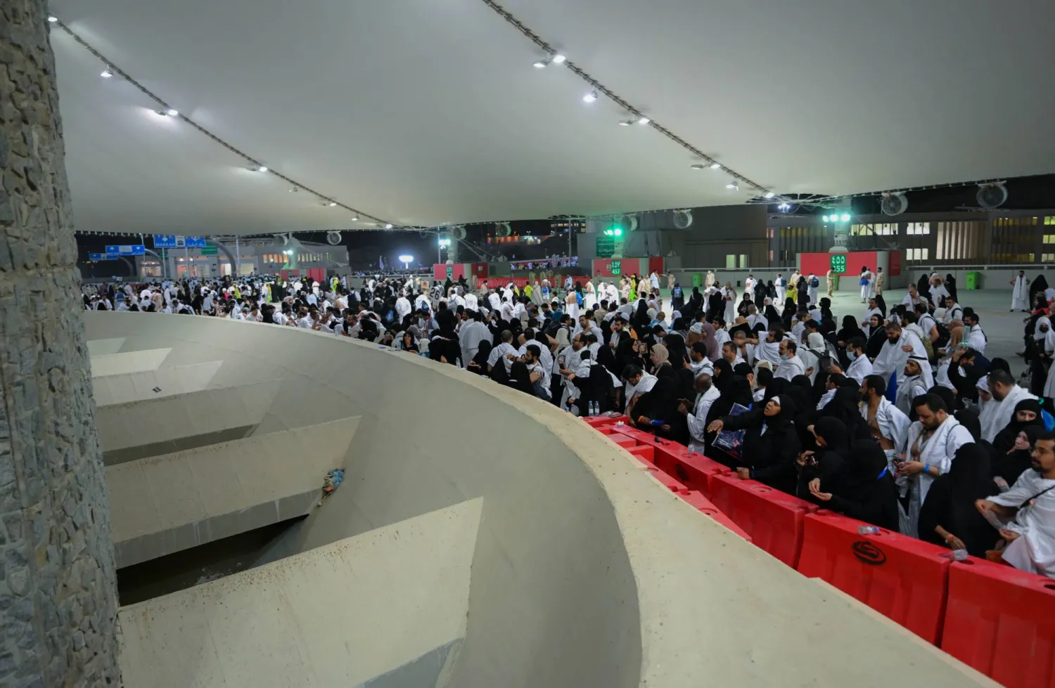 الحجاج يرمون جمرة العقبة بعد وصولهم إلى مشعر مِنى فجر الجمعة (تصوير: بشير صالح)