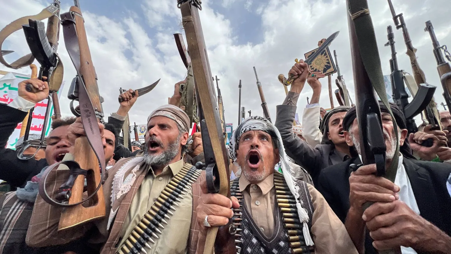 حوثيون في مظاهرة مسلحة (رويترز)