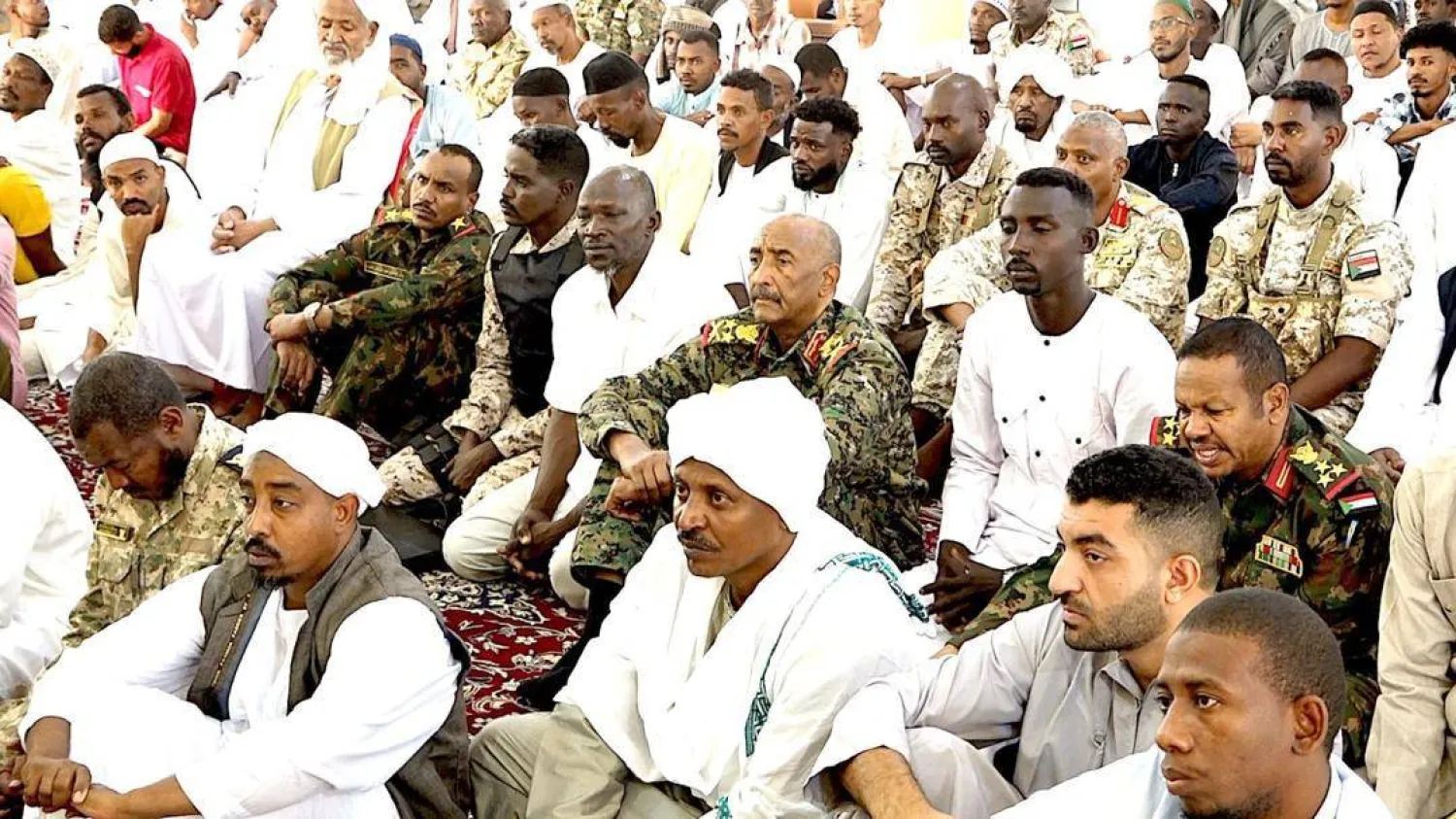 رئيس مجلس السيادة عبد الفتاح البرهان يؤدي صلاة العيد في بورتسودان (إعلام مجلس السيادة الانتقالي)