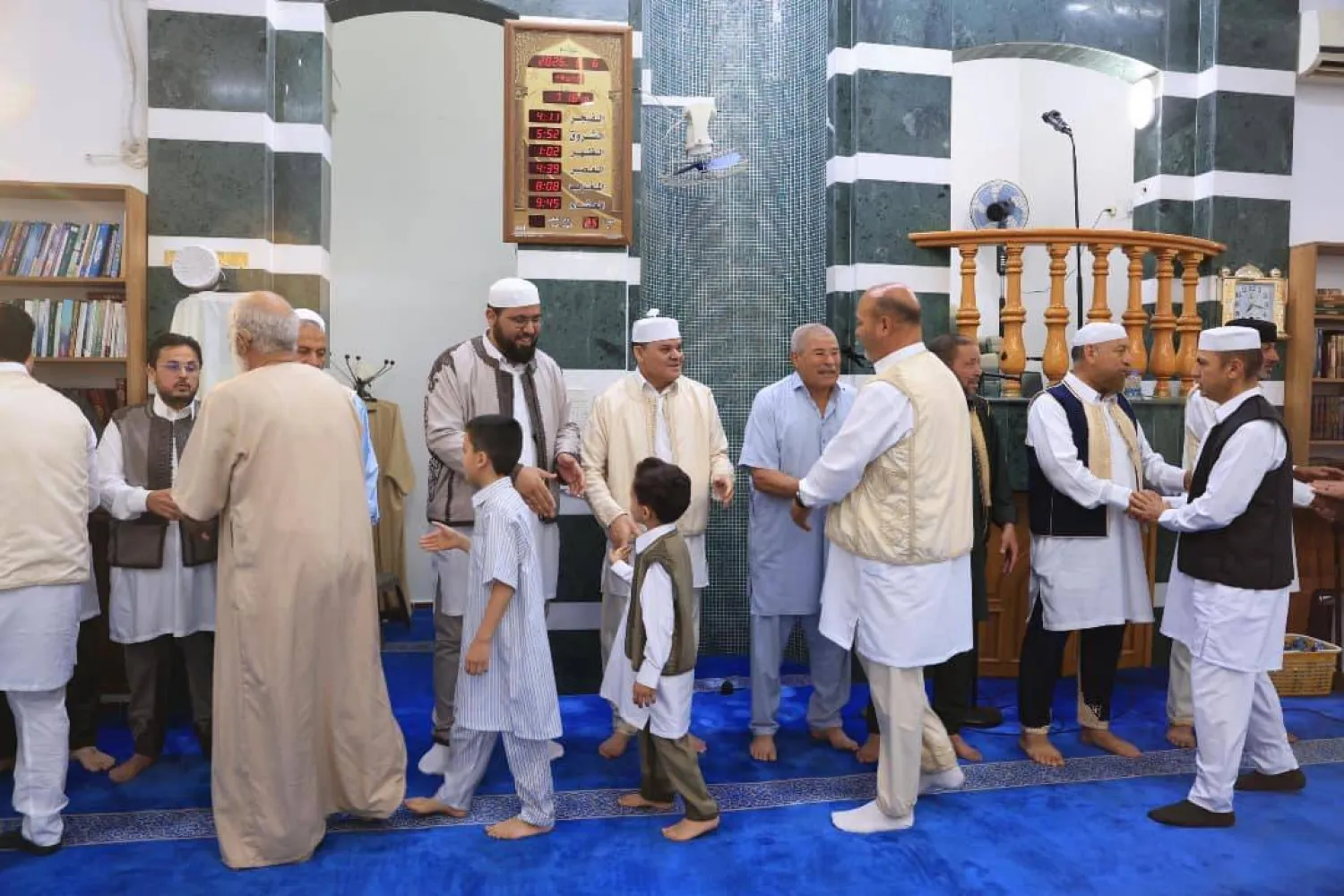 الدبيبة يتلقى المعايدة من المواطنين عقب صلاة العيد بمسجد الغلبان بمصراتة (مكتب الدبيبة)